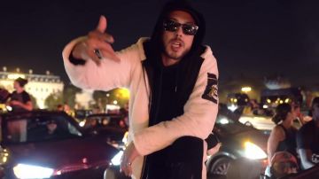 Le pull à capuche blanc de Framal dans son clip Modez avec Mekra 