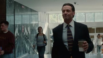 Corbata a rayas usada por Frank Tassone (Hugh Jackman) como se ve en Bad Education