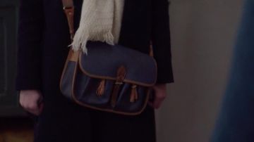 La besace portée par Mouche (Camille Cottin) dans Mouche (S01E05)