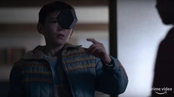 Chaqueta con cremallera usada por Cole (Duncan Joiner) como se ve en Tales from the Loop (Temporada 1)