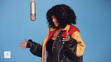 The leather jacket teddy of Mahalia in her video clip Hide Out - A Colors Show