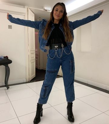 Los jeans azules de cintura alta de Chilla en su cuenta de Instagram @chillaofficiel