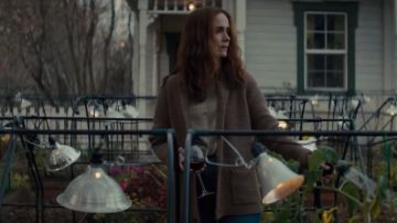 Brown long cardigan of Mother / Diane Sherman (Sarah Paulson) in Run