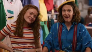 The blue shirt worn by Eleven (Millie Bobby Brown) in the series Stranger Things (S03E02)