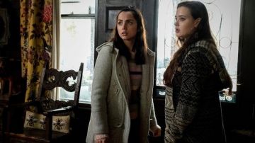Gris à motifs de hoodie de Meg Thrombey (Katherine Langford) à Couteaux