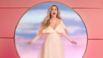 Robe blanche portée par Katy Perry dans sa Jamais Porté le Blanc de la Musique de la Vidéo