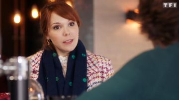 The scarf is navy blue with embroidered shamrocks green worn by Amanda (Marion Christmann) in Tomorrow belongs to us