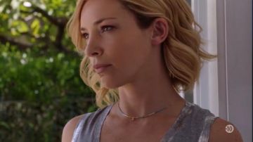 Blue and gold necklace worn by Juliett Higgins (Perdita Weeks) in Magnum P.I. (S02E09)