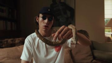 Les lunettes de soleil portées par Roméo Elvis dans son clip Bruxelles arrive feat. Caballero