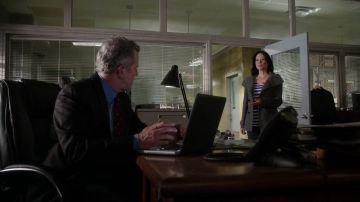 El abrigo gris de la Dra. Joan Watson (Lucy Liu) en Primaria (S01E22)
