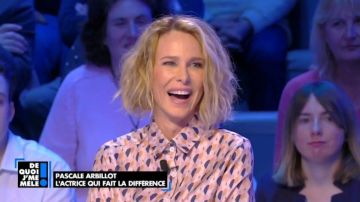 La chemise à motifs de Pascale Arbillot dans l'émission De quoi j'me mêle