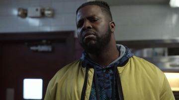 Chaqueta bomber amarilla usada por Hawk (Winston Duke) como se ve en Spenser Confidential