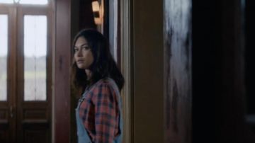 Rose chemise à Carreaux portée par Kate (Olga Kurylenko) comme on le voit dans La Chambre