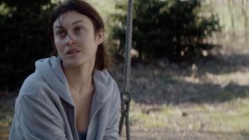 Gris capuche porté par Kate (Olga Kurylenko) comme on le voit dans La Chambre