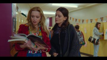 Noir robe en jean avec une fermeture à glissière à l'avant et à boucles dans les sangles porté par Maeve Wiley (Emma Mackey) dans l'Éducation Sexuelle (S02E02)