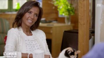 El juego gemelo blanco con pequeños agujeros usado por Karine Lemarchand en L'amour est dans le pré el 09.03.20