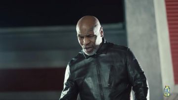 Veste en cuir portés par Mike Tyson dans Godzilla vidéo de musique par Eminem feat. Jus de WRLD 