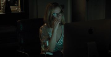 La robe col V doré satinée de Eve (Karin Viard) dans Les apparences