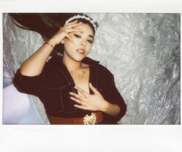 Blazer robe portée par Lu (Danna Paola) comme on le voit dans l'Élite la Saison 3 séance de promo