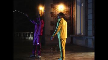 El chándal morado de fondo The North Face lució da uzi en su videoclip Le dire feat. Maes