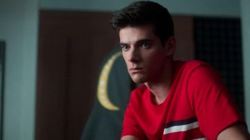 Striped red t-shirt worn by Polo (Álvaro Rico) in Elite (S03E01)