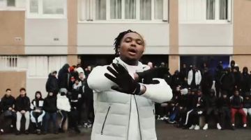 La veste sans manche portée par Kazatony dans son clip Béni feat. Maes