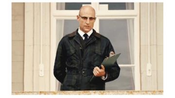 La chaqueta encerada mackintosh usada por Merlín (Mark Strong) en la película Kingsman: Servicio Secreto