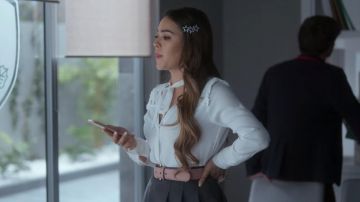 La blouse blanche portée par Lucrecia (Danna Paola) dans la série Élite (S02E02)