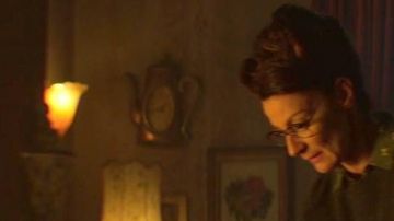 Teapot Clock used by Mary Wardwell (Michelle Gomez) in Chilling Adventures of Sabrina (S01E01)