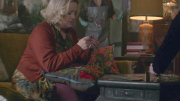 Almohadas florales utilizadas por Hilda Spellman (Lucy Davis) en Chilling Adventures of Sabrina (S01E01)