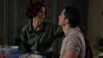 Vestido verde vintage usado por Juliana Carrillo (Maruia Shelton) en Narcos (S01E05)