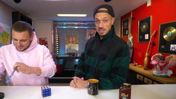 La chaqueta a cuadros verde usada por Raphaël Carlier en el video ACTION OU VÉRITÉ vs PEF ET MAURICE BARTHÉLEMY por Mcfly & Carlito