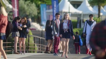 Pink shoes worn by Carla (Ester Expósito) in Elite (S03E01)