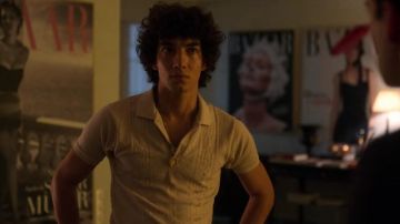 Blanc en tricot polo shirt porté par Valerio (Jorge Lopez) comme on le voit dans l'Élite S03E06