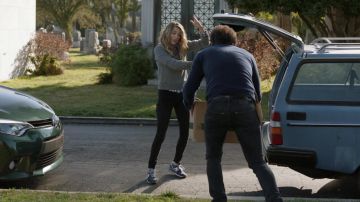 Zapatillas azules New Balance como se ve en The Unicorn (S01E18)
