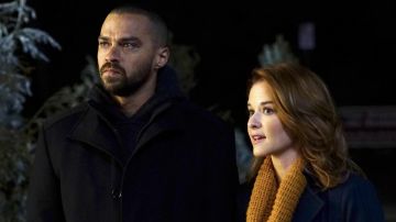 Le manteau porté par le Dr. Jackson Avery (Jesse Williams) dans la série Grey's Anatomy (S13E16)