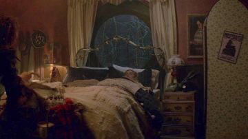 Tufted Blanket used by Sabrina Spellman (Kiernan Shipka) in Chilling Adventures of Sabrina (S01E02)
