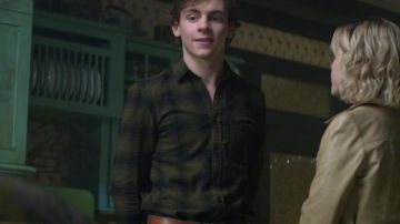 Vert/Noir Flanelle porté par Harvey Kinkle (Ross Lynch) de Refroidissement des Aventures de Sabrina (S01E02)