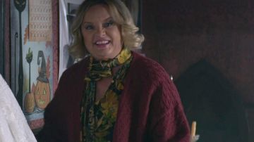 Cárdigan rojo usado por Hilda Spellman (Lucy Davis) en Chilling Adventures of Sabrina (S01E02)