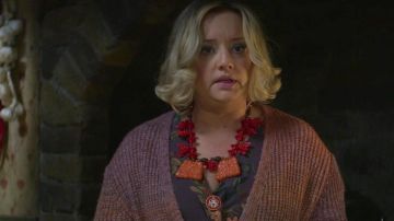 Vestido morado usado por Hilda Spellman (Lucy Davis) en Chilling Adventures of Sabrina (S01E02)
