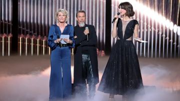The black dress low-cut worn by Mia Éméyé for The victoires de la musique 2020