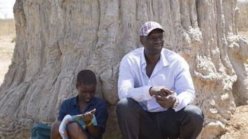 The cap tiles Seydou Tall (Omar Sy) in Yao