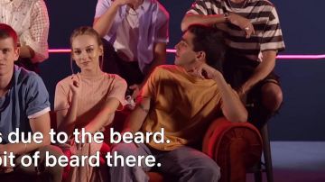 The combination pink of Ester Expósito in the youtube video : The Cast of Elite Reacts to Hearing Tapes | Netflix