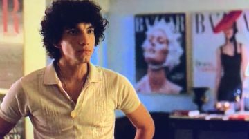 Polo beige porté par Valerio (Jorge López) dans la série Élite