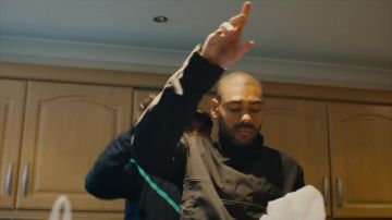 Veste de survêtement porté par Kano Peut pas Nous Tenir vers le Bas la musique de la vidéo de l'exploit. Popcaan