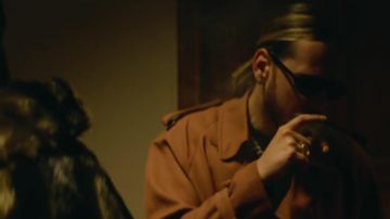 Le trench coat porté par SCH dans son clip Prêt à partir avec Ninho