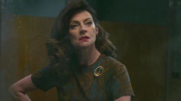 Gold and green brooch worn by Mary Wardwell (Michelle Gomez) in Chilling Adventures of Sabrina (S01E03)