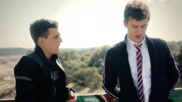 La chaqueta con bandas que lleva Ander (Arón Piper) en Elite (S01E01)
