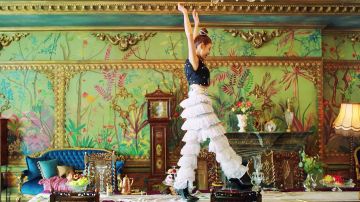 Ruffle white pants worn by Lia in WANNABE music video by ITZY