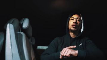 The sweatshirt hoody Lacoste worn by Maes in his clip Pure